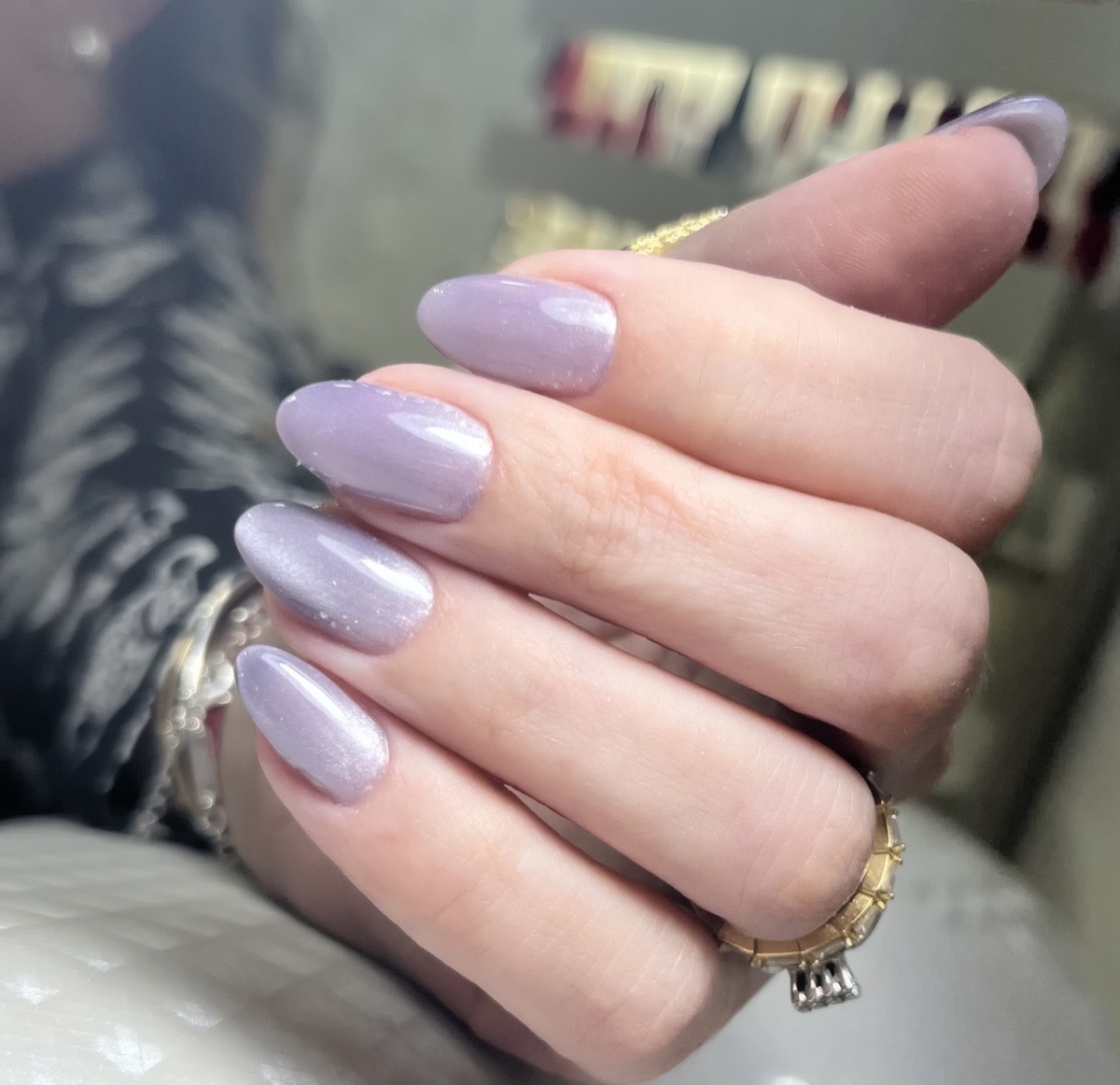Unhas em gel lilás perolado