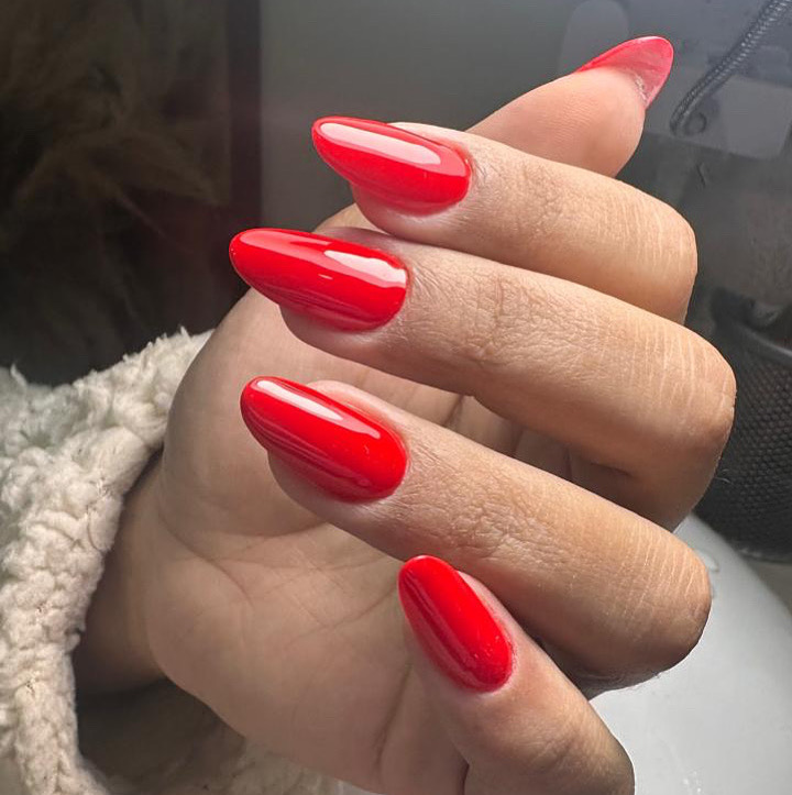 Unhas amêndoa em vermelho vivo