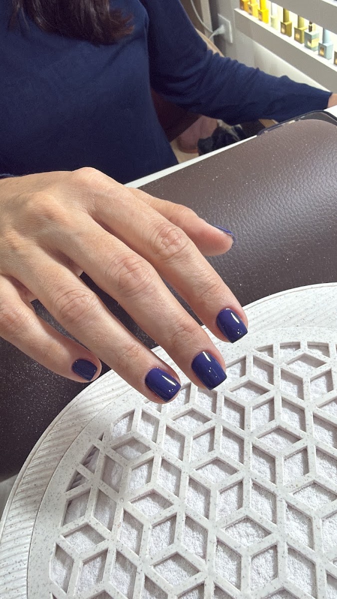 Unhas quadradas em azul-marinho