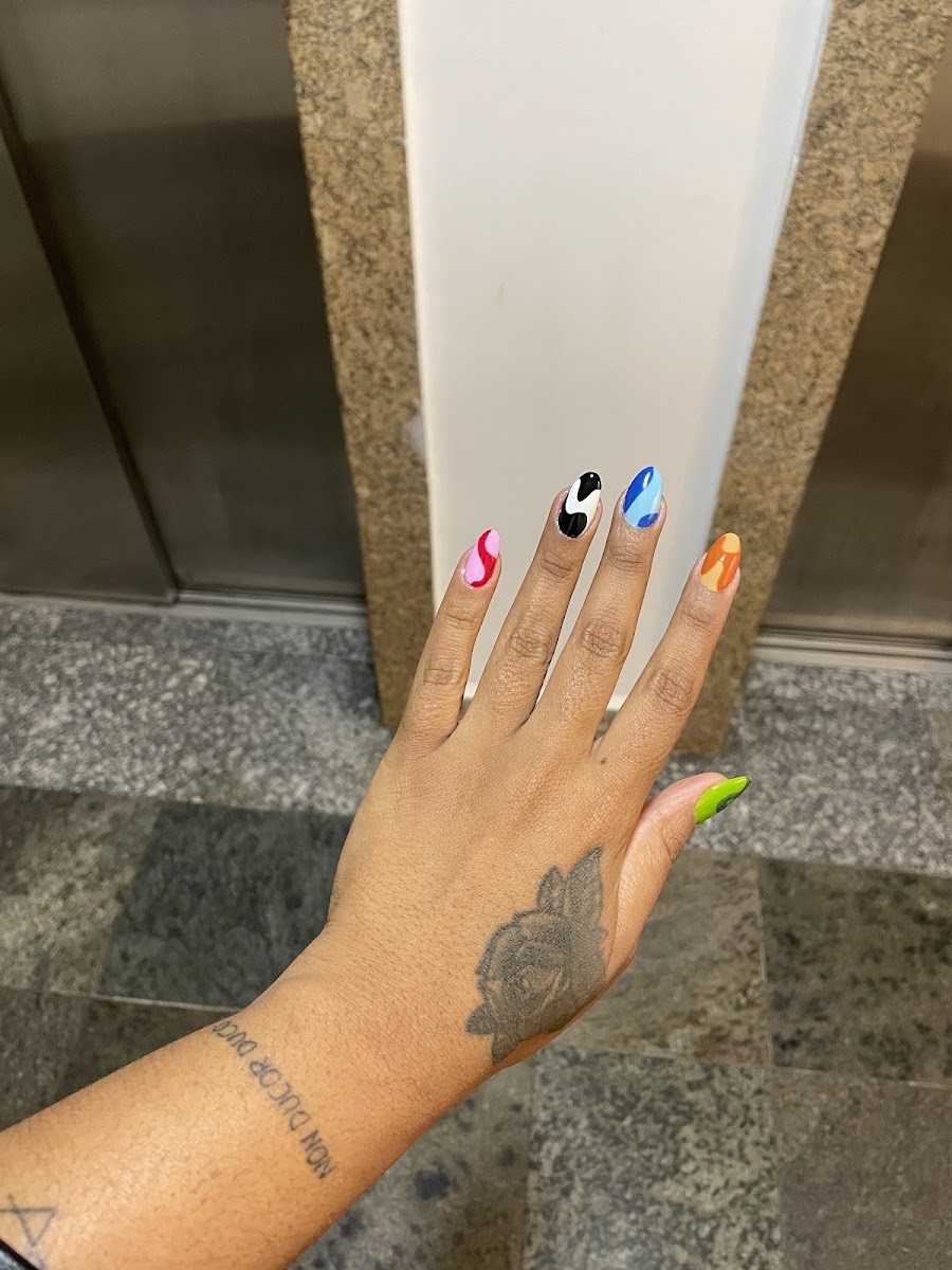 Unhas coloridas com desenhos abstratos, uma cor em cada unha