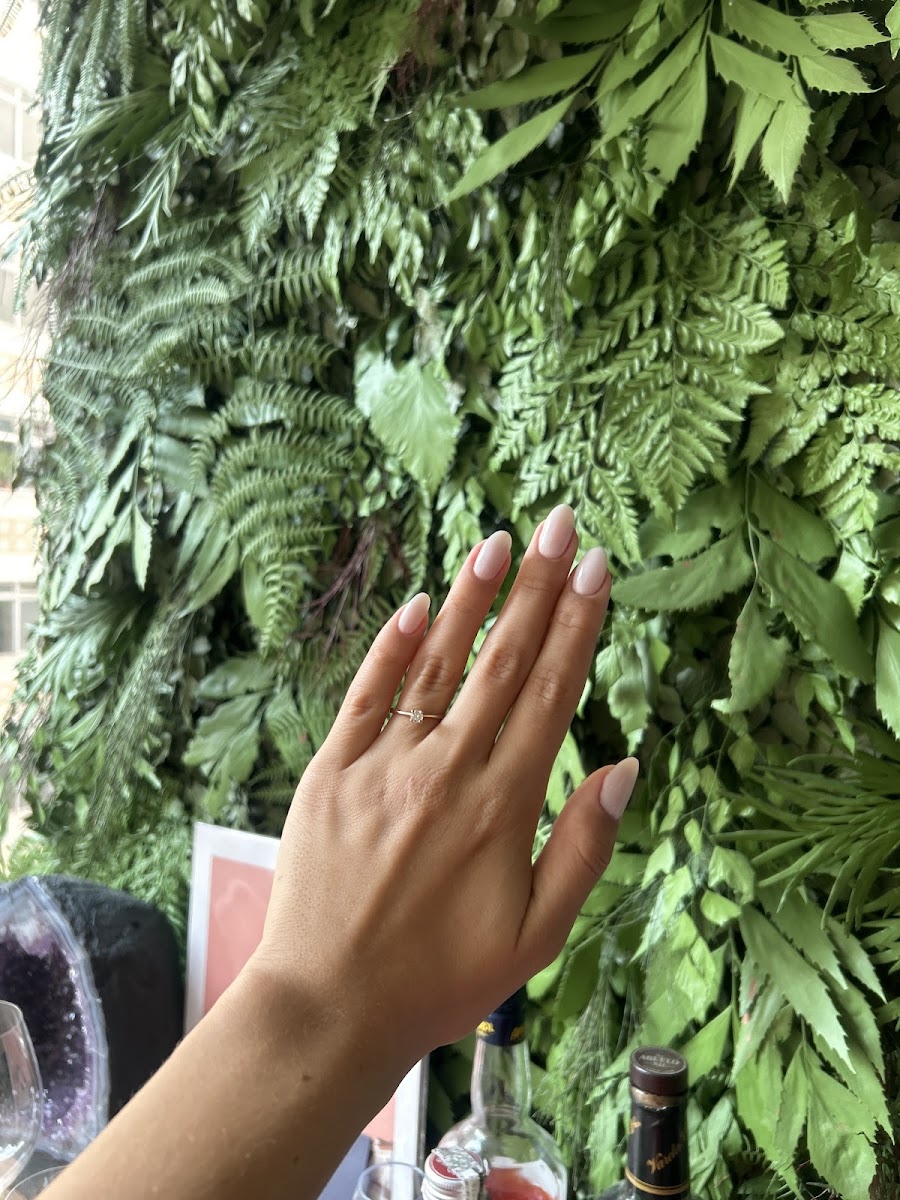 Unhas amêndoa em rosa leitoso