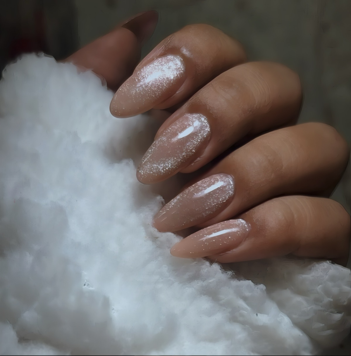 Unhas amêndoa com glitter champanhe
