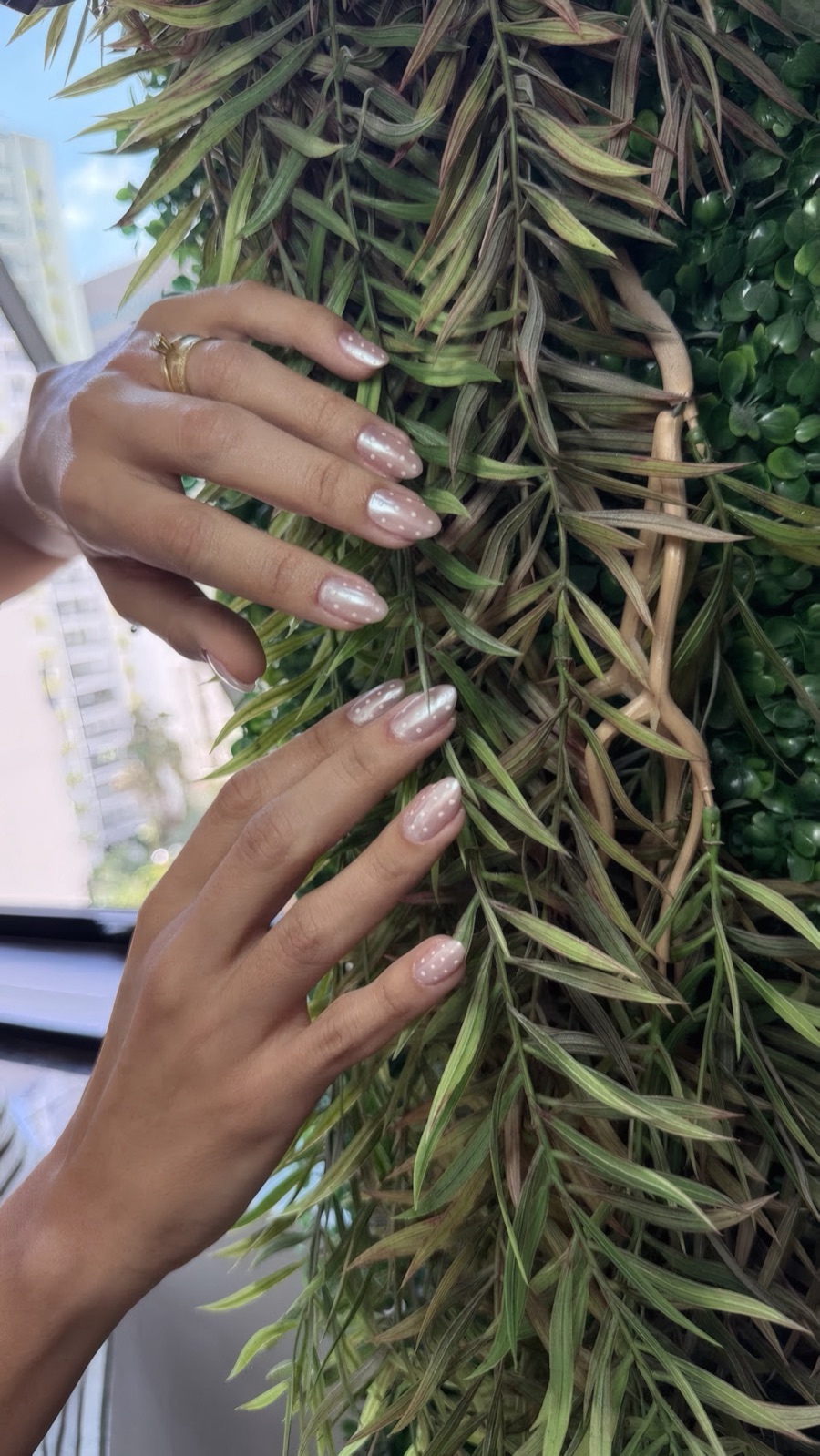 Duas mãos com unhas em poá branco perolado