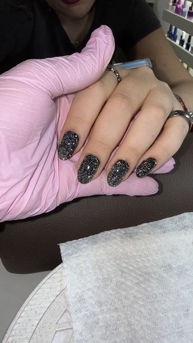 Unhas em preto com glitter multicolorido